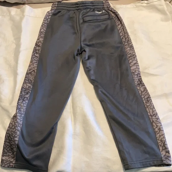 Boys Nike sweatpants size 4-5 yrs. - Picture 2 of 5